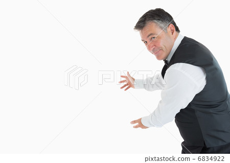 Man pointing to something 6834922