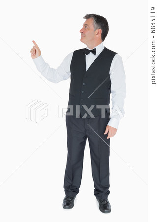 Man pointing something above him 6835119