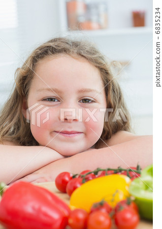 Close up of girl leaning on table 6835234