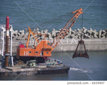 In the harbor regularly dredge to ensure water depth 6839907