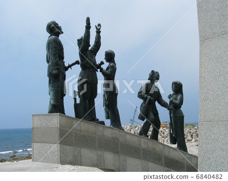 神的聚集和分配伊豆島島的水的神話雕像 6840482