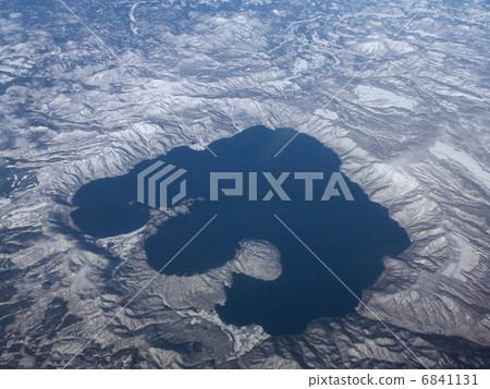 十和田湖在冬天航拍照片 6841131