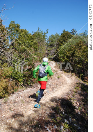 Trail running 6841773