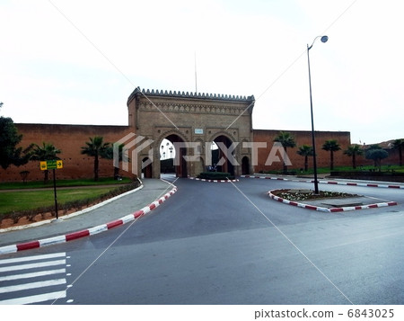 Entry gate to the royal palace 6843025