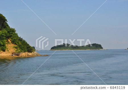 Isolated island 6843119