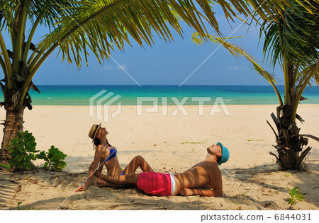 Couple on a beach 6844031