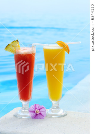 Cocktails near swimming pool Cocktails near swimming pool 6844130