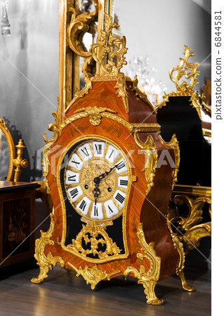 antique clock 6844581
