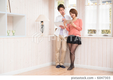 一對年輕夫婦享受片劑 一對年輕夫婦享受片劑 6847303