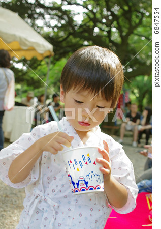 Children who eat shaved ice 6847554