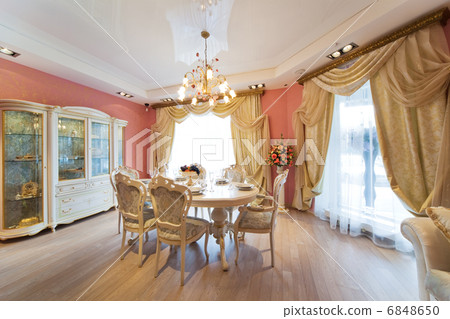 white table and chairs 6848650