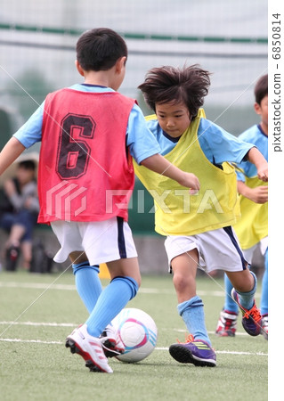 Boy's football competition 6850814