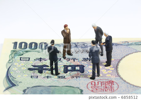 Thousand yen bill and businessman 6858512