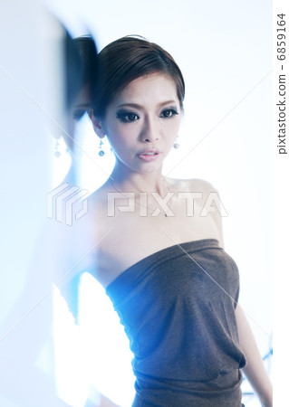 一個女人在鏡中 6859164