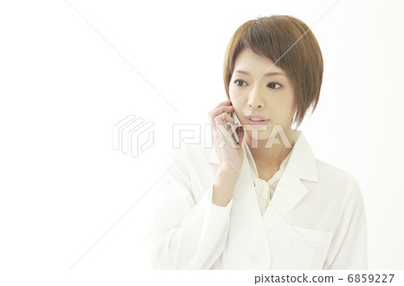 醫生或藥劑師談到手機或研究員 醫生或藥劑師談到手機或研究員 6859227