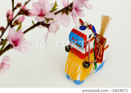 New Year material _ horse and peach flowers 6859671