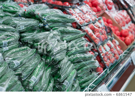 Vegetable stand: Cucumber and tomato 6861547