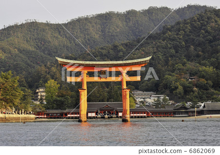 在嚴島神社的鳥取 在嚴島神社的鳥取 6862069
