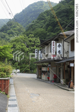 Near Red Eye Shogaki 8 waterfall entrance 6862965