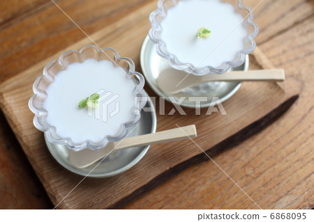 Coconut milk pudding 6868095