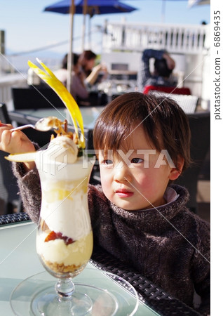 Children who eat parfait Children who eat parfait 6869435