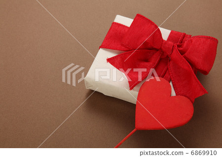 Heart in gifts 6869910