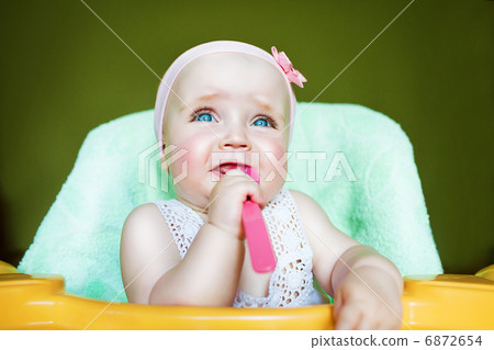 crying child with spoon in mouth 6872654