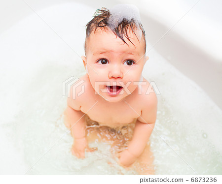 Little baby splashing in bath Little baby splashing in bath 6873236