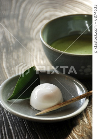 Japanese confectionery and green tea 6874533