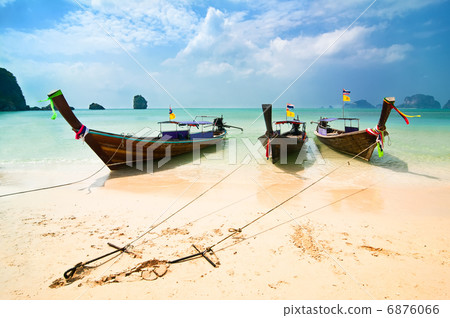 Tropical beach landscape. Thai traditional long tail boats 6876066