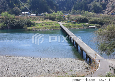 四萬十川三重的定居橋 四萬十川三重的定居橋 6876212