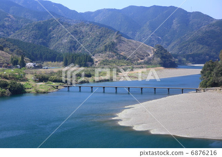 四萬十川三重的定居橋 6876216