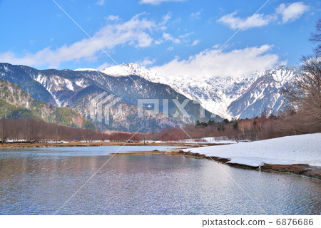 Kamikochi Taisho池塘在冬天 6876686