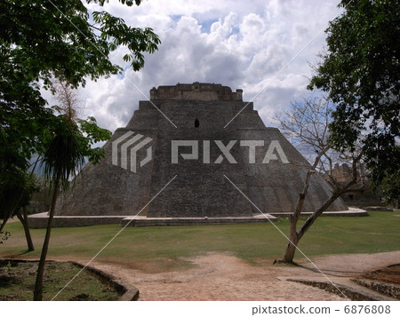 The pyramid of the wizard of the Uzmar ruins 6876808