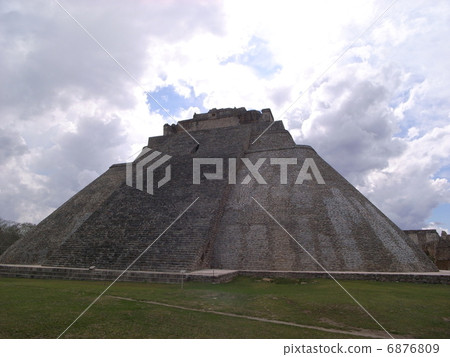 The pyramid of the wizard of the Uzmar ruins 6876809