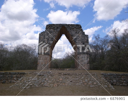 Arc de Triomphe in the cover remains 6876901