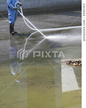 Cleaning the pool 6880363