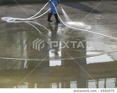 Cleaning the pool Cleaning the pool 6880879