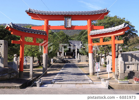 四國佛第79佛教寺院“皇帝廟”前面的Miwa torii，背面是Shiramine Palace（Takanori Emperor） 6881973