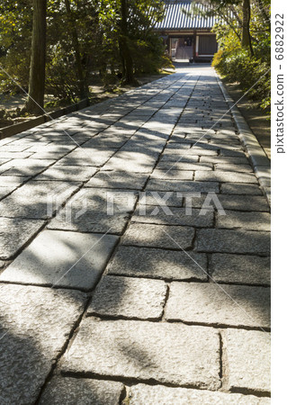 在Toshodaiji寺廟前提的石路面 在Toshodaiji寺廟前提的石路面 6882922