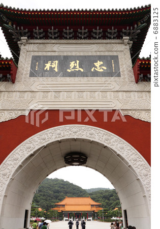 看著通過大門分蘗看到的“衛報革命烈士'幕府將軍” 看著通過大門分蘗看到的“衛報革命烈士'幕府將軍” 6883125