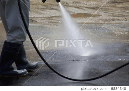 Cleaning construction site 6884840