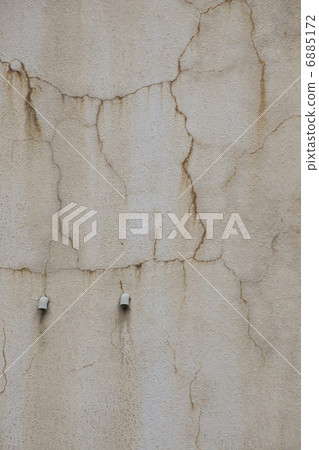 Cracks in the wall 6885172