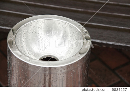 煙灰缸在雨中濕透了 6885257