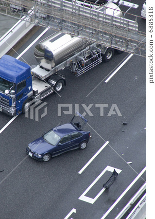  交通事故 6885318