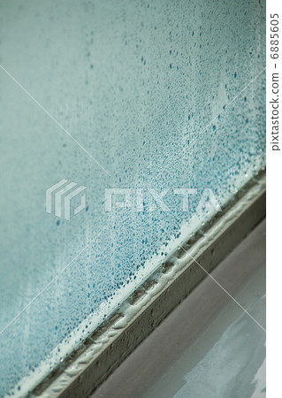 水滴附在玻璃上 6885605