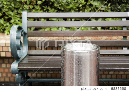 Ashtray wet in the rain 6885668