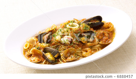 Fish and shellfish pasta 6888457