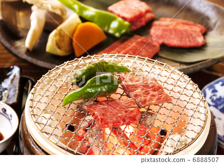 木炭烤肉，木炭烤架上烤的和牛，圖像素材 6888507