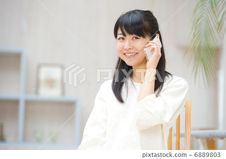  一個女人享受智能手機 6889803